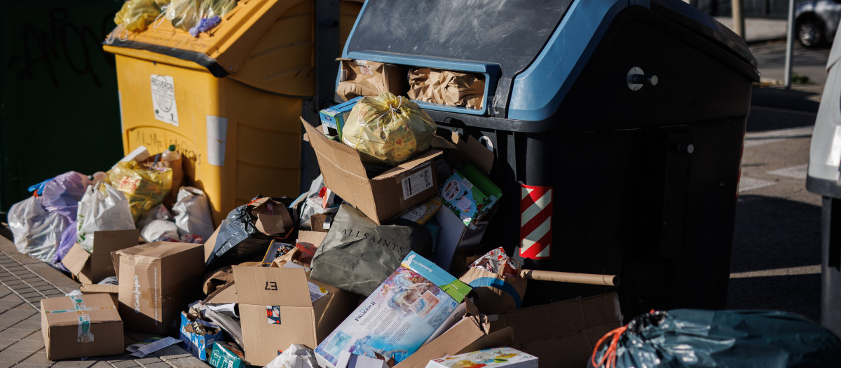 (Foto de ARCHIVO)
Contenedores de papel y cartón repletos de envoltorios de regalos y cajas de juguetes, en Rivas, a 25 de diciembre de 2022, en Madrid (España). Según Ecoembes, los españoles gastan cerca de 70 kilómetros cuadrados de papel de regalo durante las fechas navideñas. El Fondo Mundial para la Naturaleza (WWF) sostiene que es difícil garantizar que el papel de regalo provenga de una certificación FSC (Consejo de Administración Forestal) o de una cadena sostenible, por lo que propone la idea de utilizar papel de periódico o de revistas para las envolturas.

Alejandro Martínez Vélez / Europa Press
25 DICIEMBRE 2022;NAVIDAD;BASURA;PAPEL;CONTENEDOR AZUL;CAJA DE CARTÓN;
25/12/2022