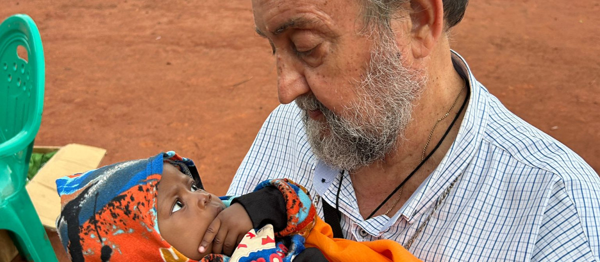 Monseñor Aguirre, con un bebé