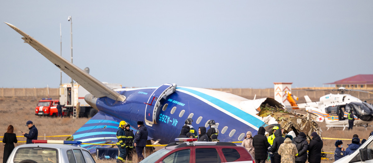 Restos del avión de Azerbaiyán Airlines accidentado en la ciudad kazaja de Aktau