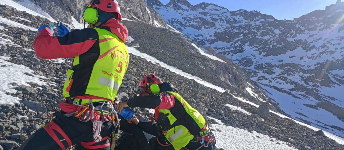 El operativo de búsqueda ha hallado con vida al joven leonés de 23 años que se encontraba desaparecido en Picos de Europa desde el pasado lunes, y que ha sido evacuado al Hospital Universitario Central de Asturias (HUCA) en helicóptero debido a que sufre un traumatismo craneoencefálico y varias fracturas. EFE/Emergencias 112 Asturias (SEPA) -SOLO USO EDITORIAL/SOLO DISPONIBLE PARA ILUSTRAR LA NOTICIA QUE ACOMPAÑA (CRÉDITO OBLIGATORIO)-