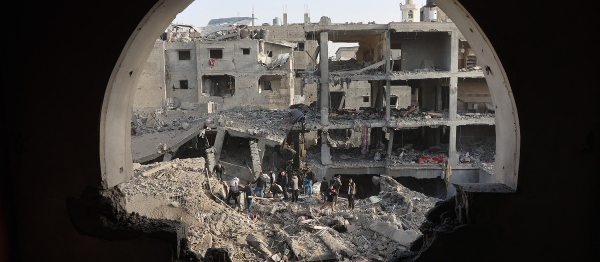 Palestinos inspeccionan los daños en el barrio de Al Zaitoun, en la ciudad de Gaza