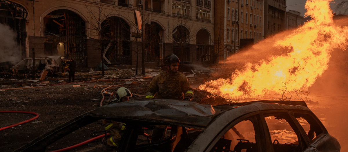 Rescatistas ucranianos trabajan para extinguir un incendio en el lugar de un ataque con misiles en Kiev