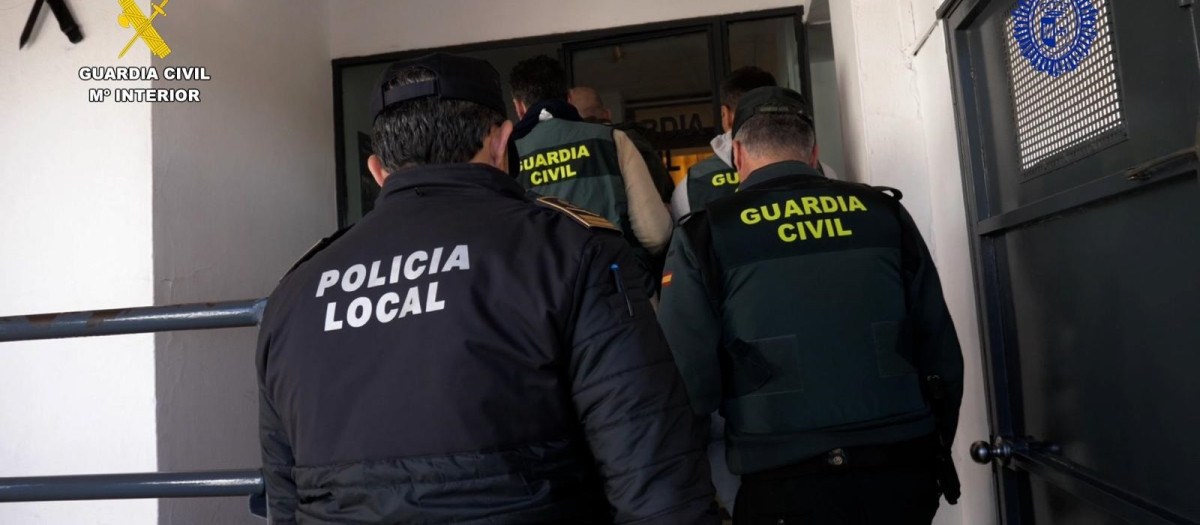 Agentes de la Policía Local y de la Guardia Civil han colaborado para la detención conjunta de este individuo

REMITIDA / HANDOUT por GUARDIA CIVIL
Fotografía remitida a medios de comunicación exclusivamente para ilustrar la noticia a la que hace referencia la imagen, y citando la procedencia de la imagen en la firma
31/12/2024