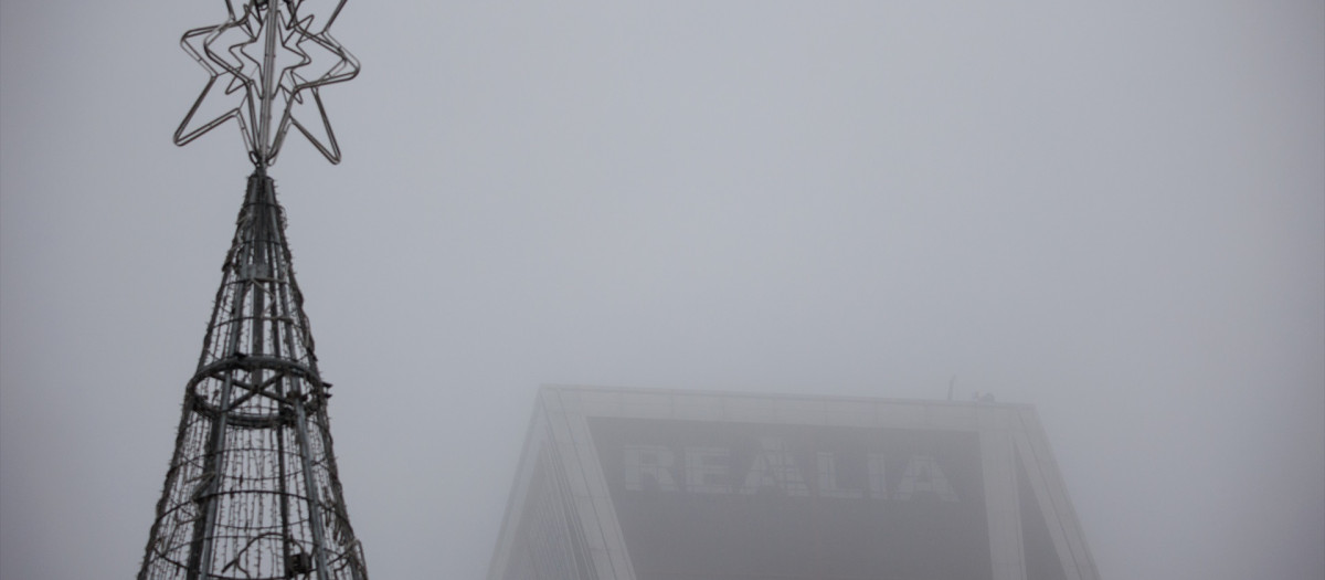 (Foto de ARCHIVO)
Un árbol de Navidad al lado de una de las 'Torres KIO' cubierta de niebla, a 7 de diciembre de 2022, en Madrid (España). La previsión de la Agencia Estatal de Meteorología (Aemet) en la Comunidad de Madrid para hoy apunta a que podrán registrarse lluvias débiles y dispersas, sobre todo a última hora del día. Sin embargo, durante la jornada reinará la estabilidad de las temperaturas y las nieblas y brumas matinales en zonas de montaña. A partir de mañana, jueves, 8 de diciembre, entrará una borrasca que dejará lluvias en la región.

Alejandro Martínez Vélez / Europa Press
07 DICIEMBRE 2022;NIEBLA;MADRID;TIEMPO;FRIO;INVIERNO;CLIMA
07/12/2022