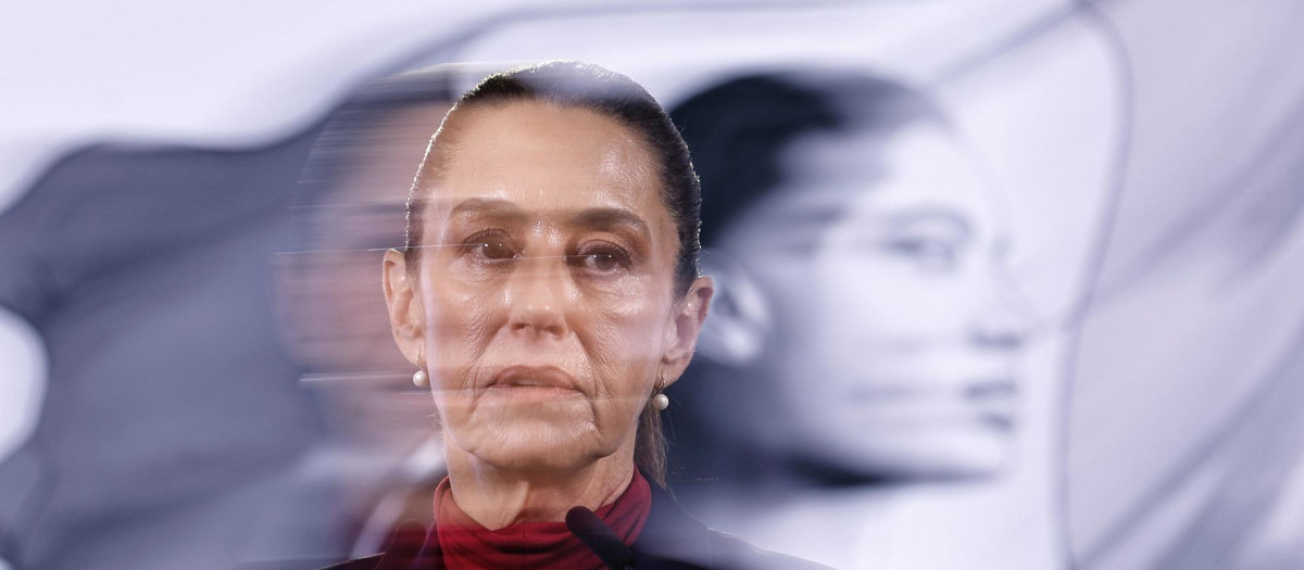 La presidenta de México, Claudia Sheinbaum, habla durante una rueda de prensa este lunes, en el Palacio Nacional de Ciudad de México