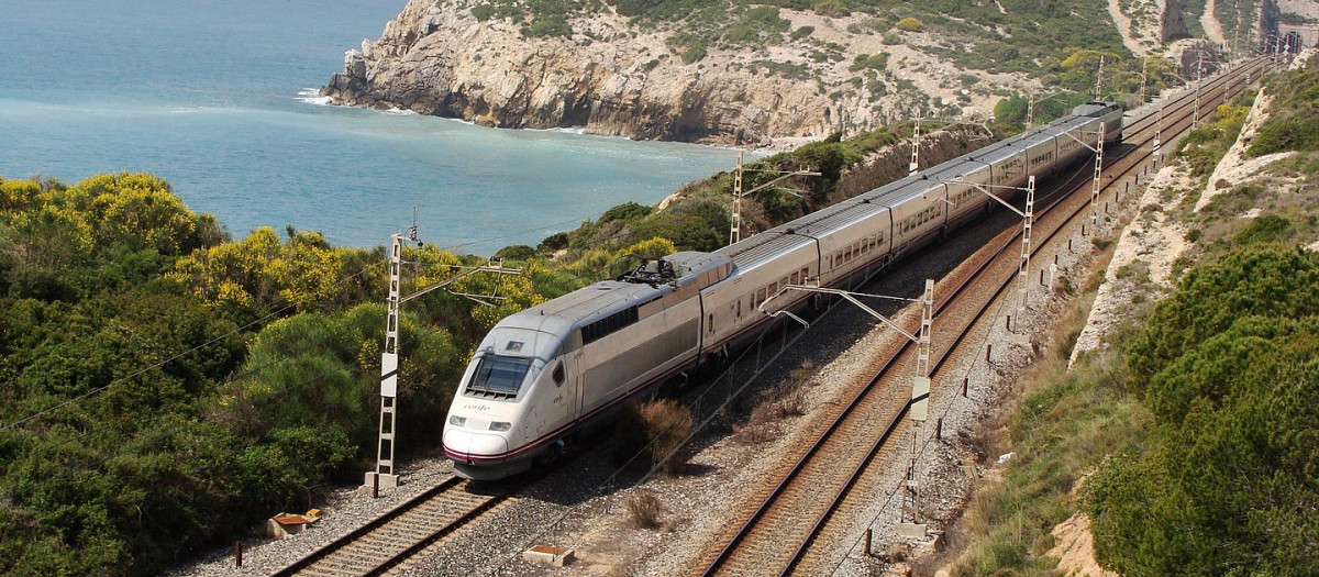 Un tren Euromed cubriendo el trayecto entre Alicante y Barcelona