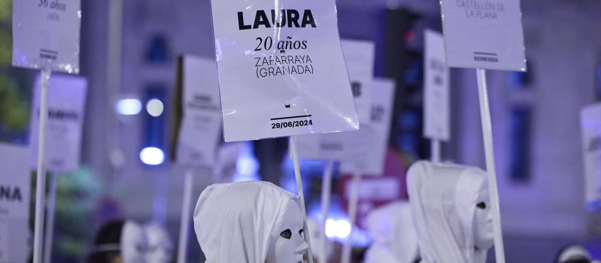 (Foto de ARCHIVO)
Decenas de personas durante la manifestación organizada por el Foro de Madrid Contra la Violencia a las Mujeres con motivo del 25N y bajo el lema 'Combatir el sexismo para erradicar la violencia contra las mujeres' que marcha desde Cibeles a Plaza de España, a 25 de noviembre de 2024, en Madrid (España). El Día Internacional para la Eliminación de la Violencia contra la Mujer se celebra hoy con diversos actos institucionales y con manifestaciones en muchas ciudades, entre ellas Madrid, donde, por tercer año consecutivo, el feminismo marcha por separado.

Jesús Hellín / Europa Press
25/11/2024