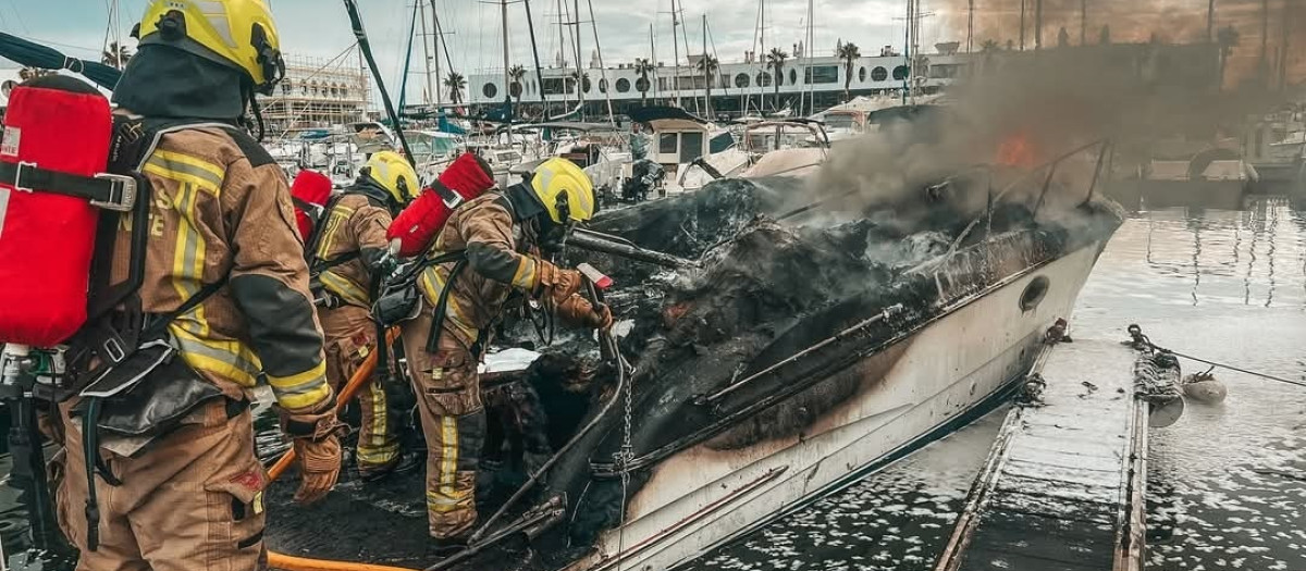 Los bomberos del Ayuntamiento de Alicante durante los trabajos de extinción del incendio en un barco de recreo.

REMITIDA / HANDOUT por BOMBEROS AYUNTAMIENTO DE ALICANTE
Fotografía remitida a medios de comunicación exclusivamente para ilustrar la noticia a la que hace referencia la imagen, y citando la procedencia de la imagen en la firma
02/1/2025