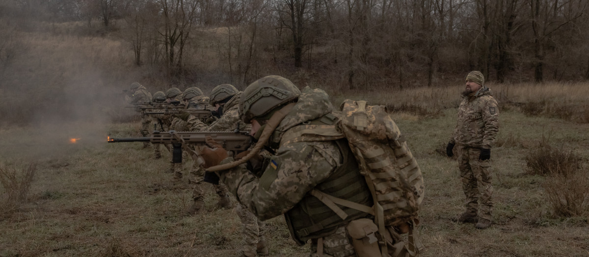 Soldados ucranianos del 1er Batallón de Asalto Separado Da Vinci participan en un ejercicio de entrenamiento en la región de Dnipropetrovsk