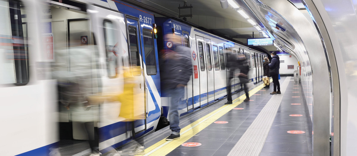 Varias personas entran en un vagón de la estación de Metro de Gran Vía (Foto de archivo)