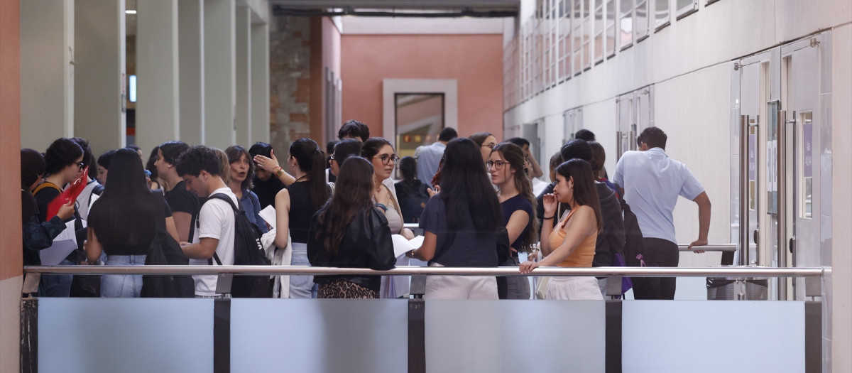 Estudiantes antes de entrar a un examen de selectividad, en la UPF Ciutadella, en junio