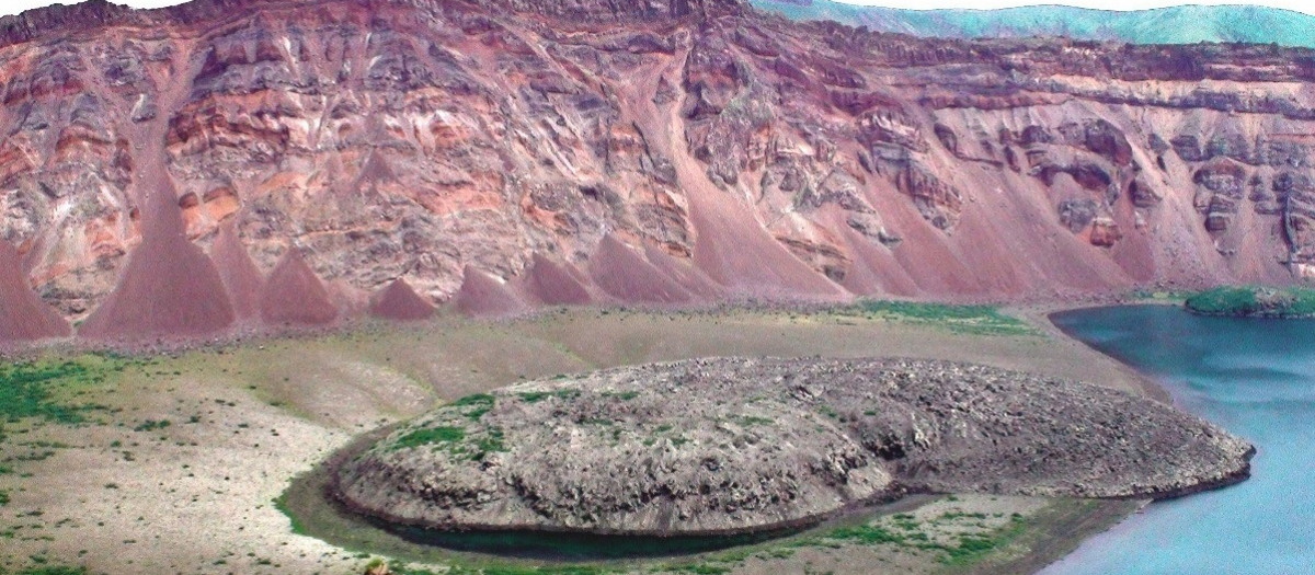 La misteriosa erupción se produjo en el volcán Zavaritskii (isla Simushir, Kuriles). La explosión generó una caldera de 3 kilómetros de ancho que reveló espectaculares capas rojas, negras y blancas formadas por depósitos eruptivos pasados.

REMITIDA / HANDOUT por OLEG DIRKSEN
Fotografía remitida a medios de comunicación exclusivamente para ilustrar la noticia a la que hace referencia la imagen, y citando la procedencia de la imagen en la firma
02/1/2025