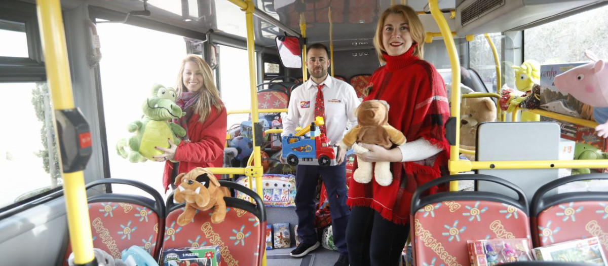 Eva Contador, a la izquierda, junto a dos representantes de City Sightseeing, junto a los juguetes