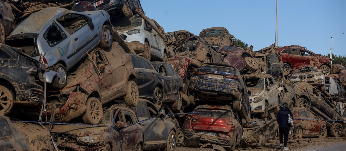 Imagen de coches amontonados en Catarroja 40 días después de la tormenta