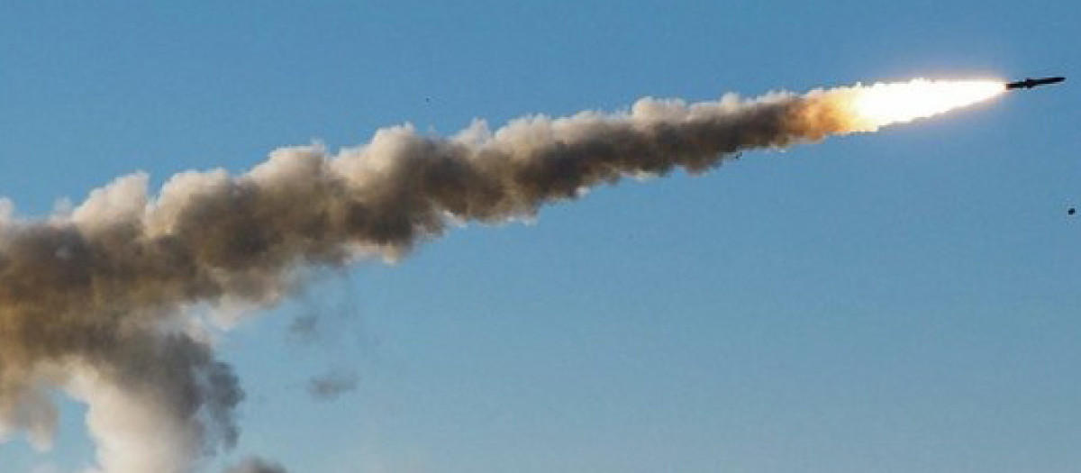 Un misil en pleno vuelo sobre el cielo de Ucrania