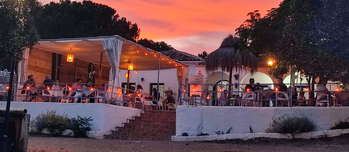 Terraza exterior del Camping Los Villares