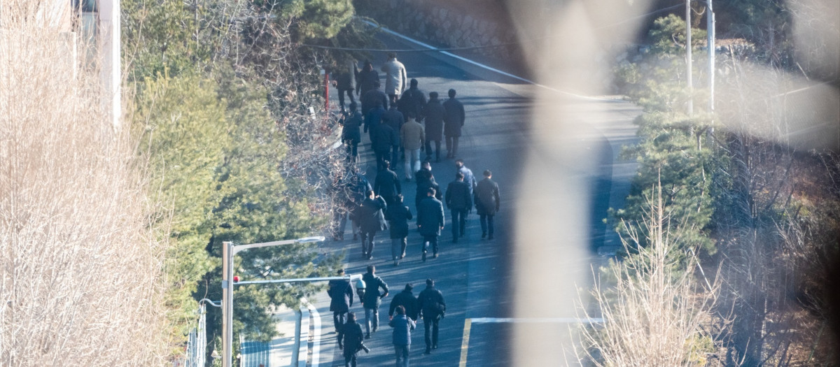 Un grupo de personas vistas a la entrada de la residencia presidencial de Corea del Sur