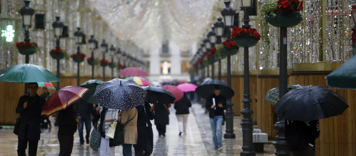 (Foto de ARCHIVO)
Gente con paraguas por las calles de Málaga. A 12 de diciembre de 2024 en Málaga, Andalucía (España). La Agencia Estatal de Meteorología (Aemet) ha activado avisos naranja en Costa del Sol-Guadalhorce y la Axarquía debido a lluvias intensas previstas para el jueves, con episodios de hasta 30 litros por metro cuadrado en una hora.

Álex Zea / Europa Press
12/12/2024