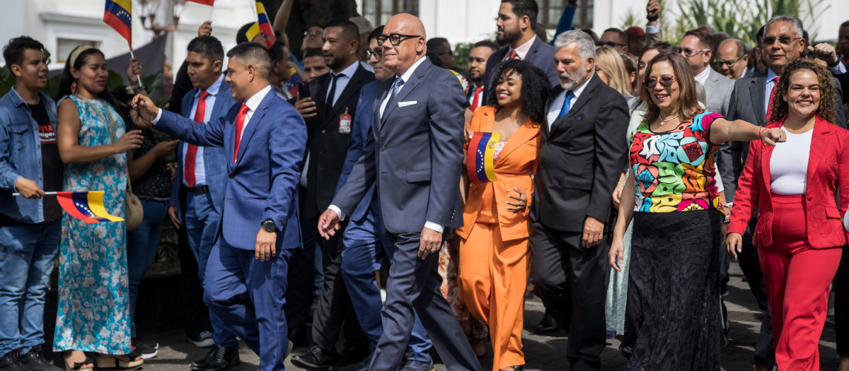 El presidente de la Asamblea Nacional de Venezuela, Jorge Rodríguez (c)