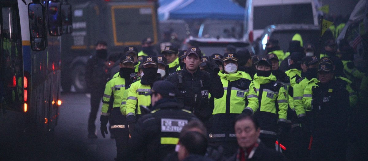 La policía frente a la residencia del presidente destituido de Corea del Sur, Yoon Suk-yeol