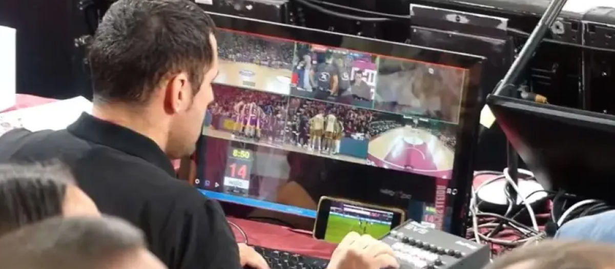 Un operario del Instant Replay viendo el Barbastro - Barcelona de Copa del Rey