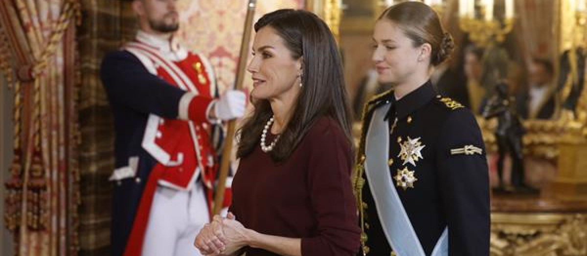 La reina Letizia, junto a la princesa Leonor, durante el acto de celebración de la Pascua Militar este en el Palacio Real en Madrid.