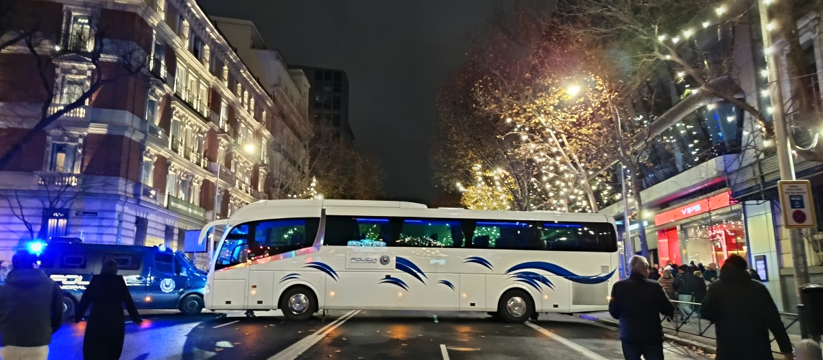 Uno de los autobuses cruzados al paso de la Cabalgata de Reyes en Madrid