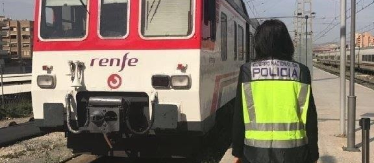 Un agente de la Policía Nacional, en una estación de tren, en una imagen de archivo