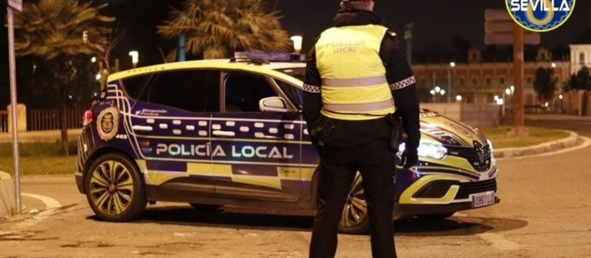 Agente ante un vehículo de la Policía Local de Sevilla

REMITIDA / HANDOUT por EMERGENCIAS SEVILLA
Fotografía remitida a medios de comunicación exclusivamente para ilustrar la noticia a la que hace referencia la imagen, y citando la procedencia de la imagen en la firma
15/10/2024