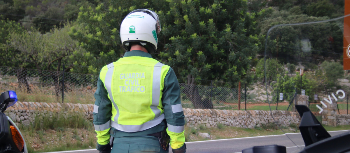 (Foto de ARCHIVO)
Un agente de la Guardia Civil de Tráfico en Baleares, de espaldas.

REMITIDA / HANDOUT por GUARDIA CIVIL
Fotografía remitida a medios de comunicación exclusivamente para ilustrar la noticia a la que hace referencia la imagen, y citando la procedencia de la imagen en la firma
24/12/2024