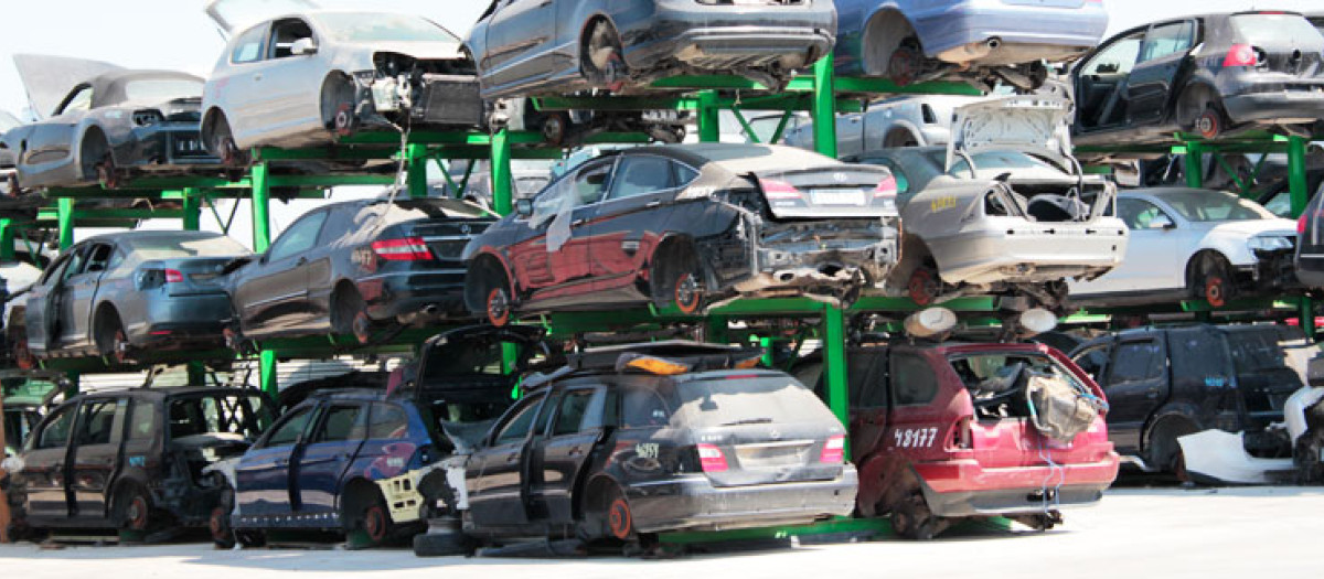 Coches apilados en un centro de tratamiento de vehículos