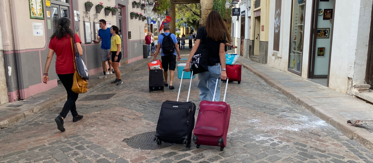 Turistas en la Puerta de Almodóvar