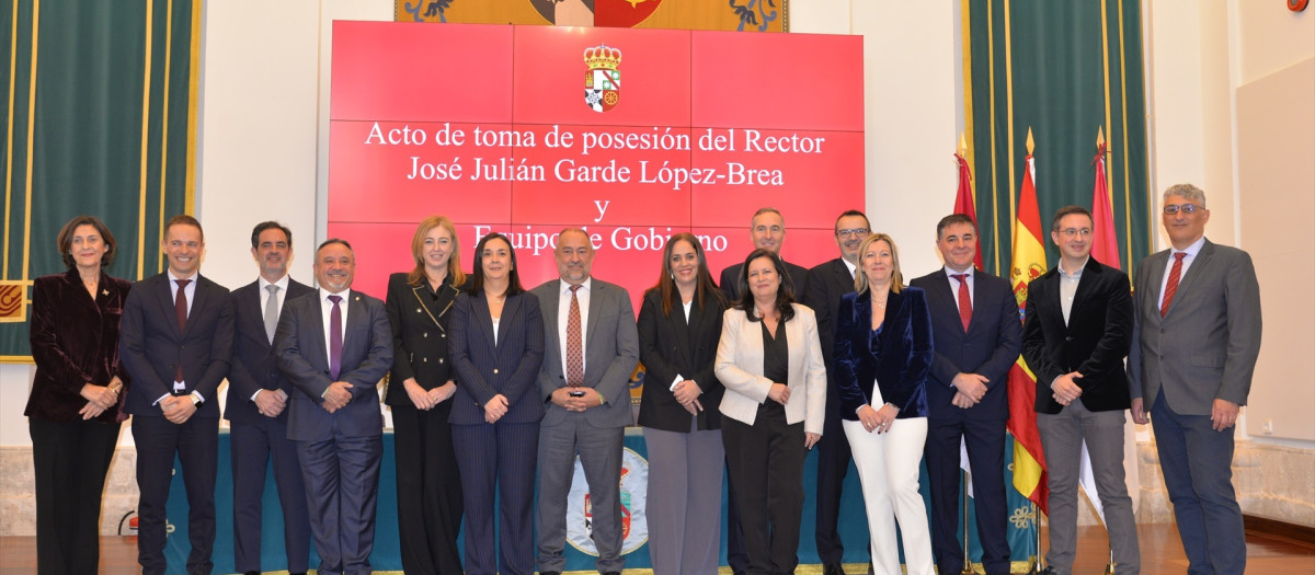 El rector de la UCLM, Julián Garde, junto a su nuevo equipo de Gobierno.

REMITIDA / HANDOUT por UCLM
Fotografía remitida a medios de comunicación exclusivamente para ilustrar la noticia a la que hace referencia la imagen, y citando la procedencia de la imagen en la firma
08/1/2025