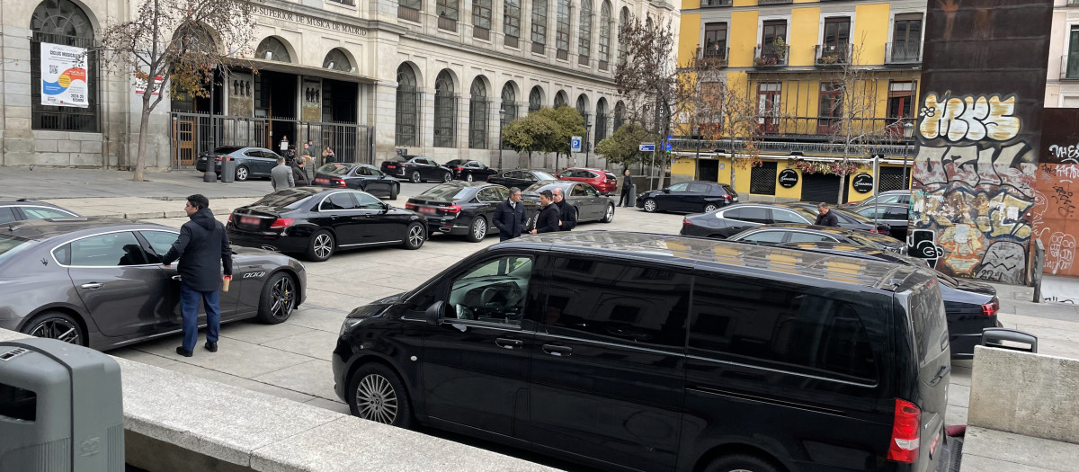 Parte de los coches oficiales aparcados en las inmediaciones del Museo Reina Sofía