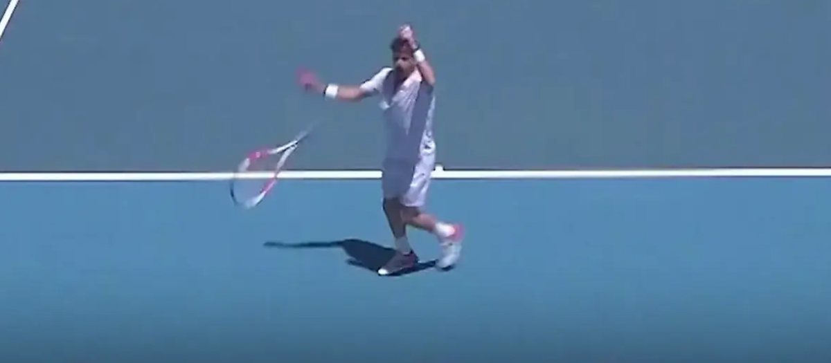 Cameron Norrie le lanza la raqueta a una espectadora