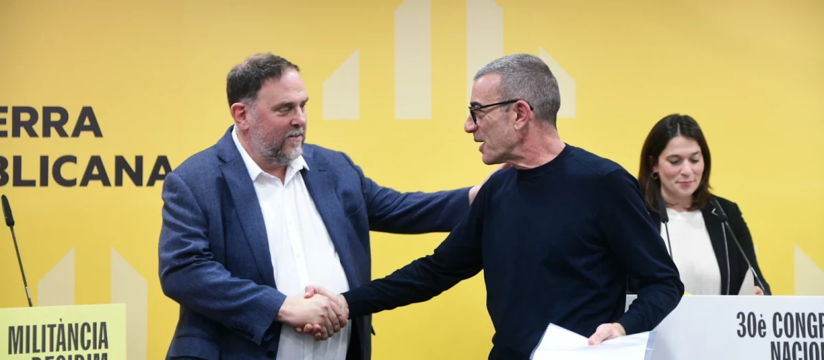 Oriol Junqueras y Xavier Godàs se dan la mano, en una imagen de archivo