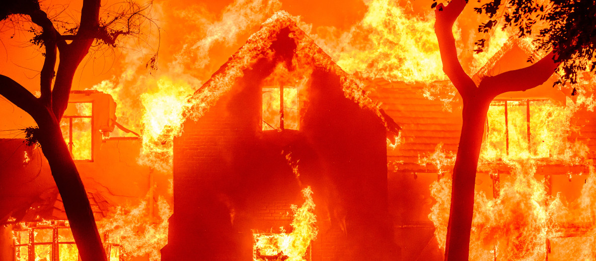 Una casa envuelta en llamas durante el incendio de Eaton en el área de Altadena del condado de Los Ángeles, California