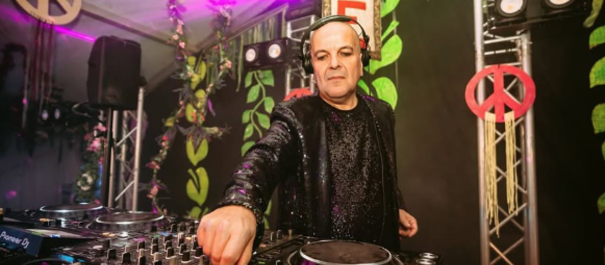 DJ Pharma, durante una fiesta FlowerPower en Formentera