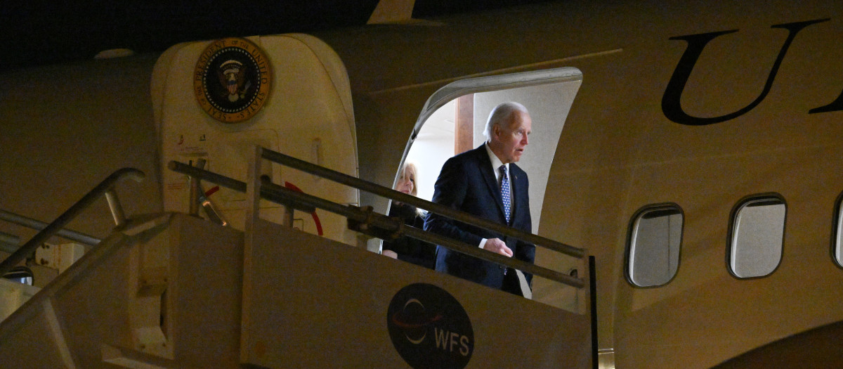 El presidente de Estados Unidos, Joe Biden, acompañado por la primera dama Jill Biden, descienden del Air Force One en el Aeropuerto Internacional de Los Ángeles