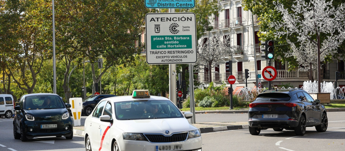 Un cartel marca la el Inicio de una Zona de Bajas Emisiones