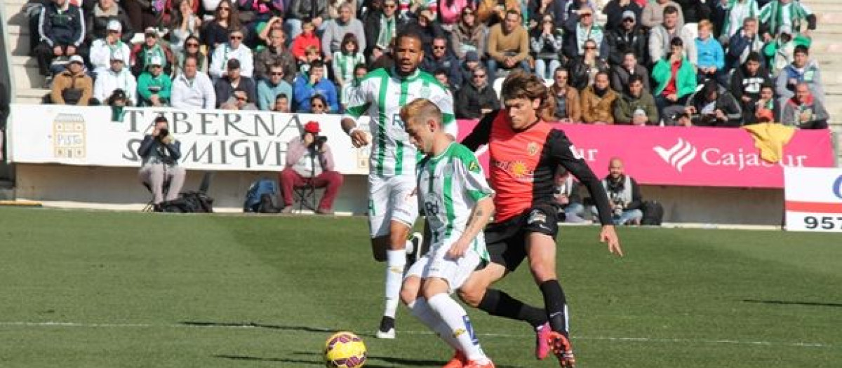 Fede Cartabia protege un balón ante el excordobesista Dubarbier