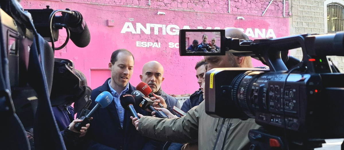 Los populares Juan Fernández y Daniel Sirera, durante la rueda de prensa frente a la Antiga Massana