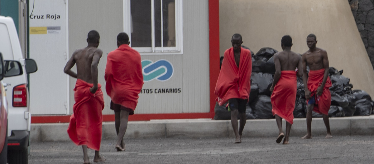 Varios migrantes atendidos tras su llegada al puerto de La Restinga, a 20 de agosto de 2024