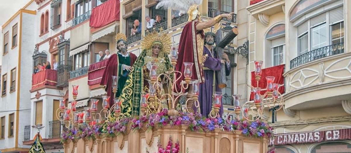 Centurión a caballo de la Hermandad penitencial del Rocío