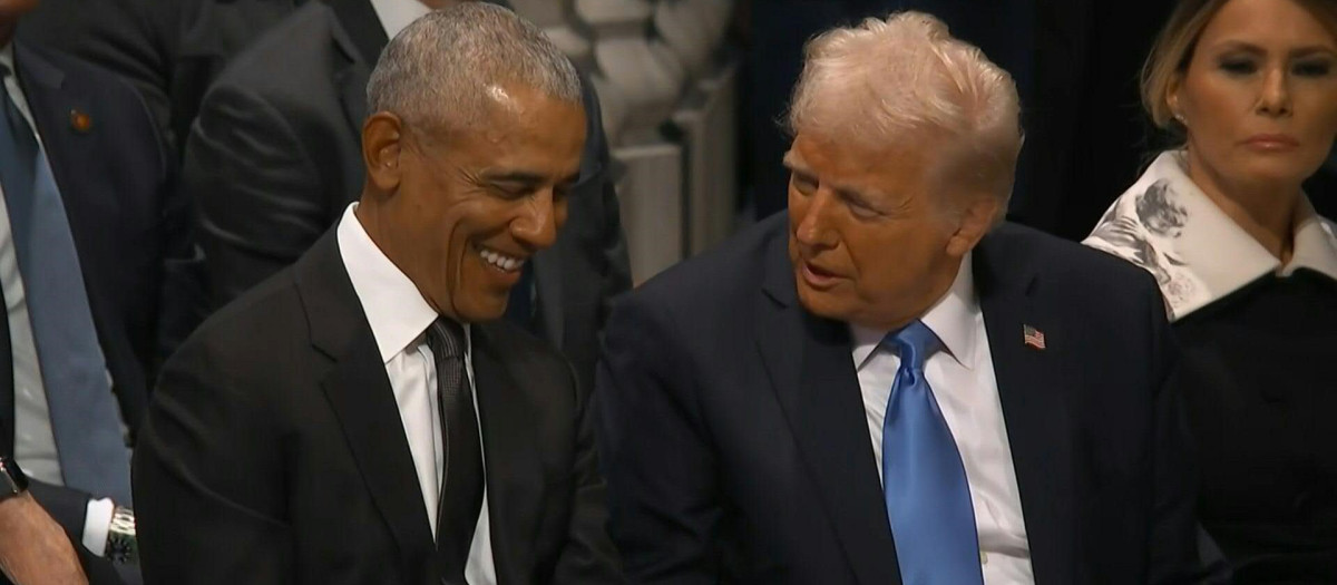 Donald Trump y Barack Obama conversan durante el funeral de Jimmy Carter