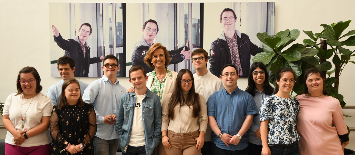 Soledad Herreros de Tejada, presidenta de la Fundación Prodis, junto a varios jóvenes que participan en las iniciativas de la institución