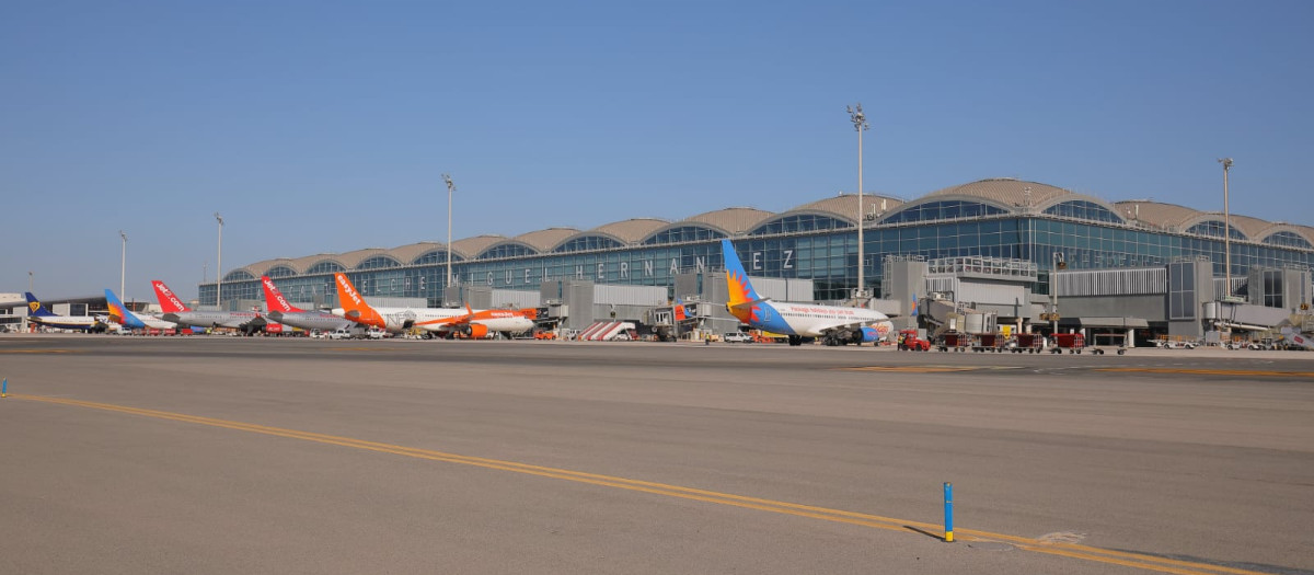 Exterior del aeropuerto de Alicante-Elche