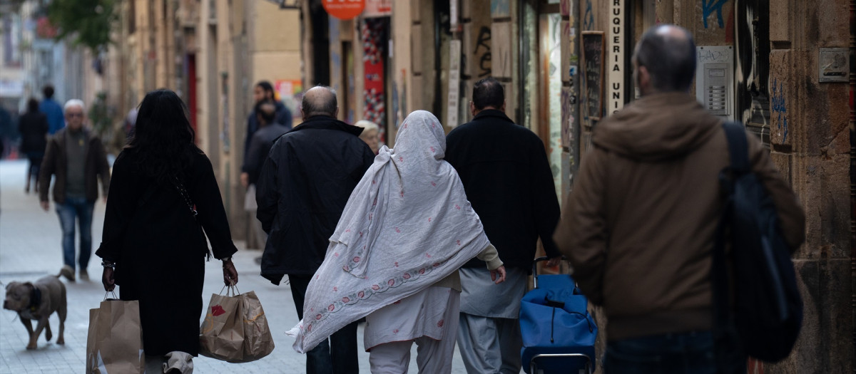 Varias personas caminan por una calle de Barcelona