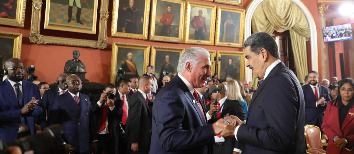 Maduro, tras jurar como presidente de Venezuela, junto a Miguel Díaz-Canel, presidente cubano