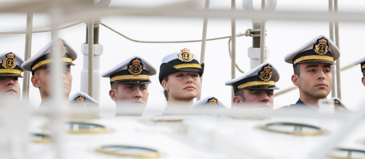 La Princesa Leonor con sus compañeros guardiamarinas en el Juan Sebastián de Elcano